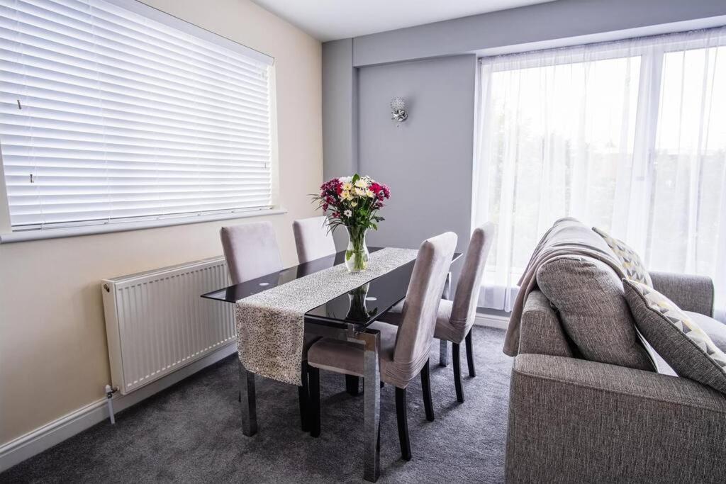 Tallets With Balcony & Parking Apartment *