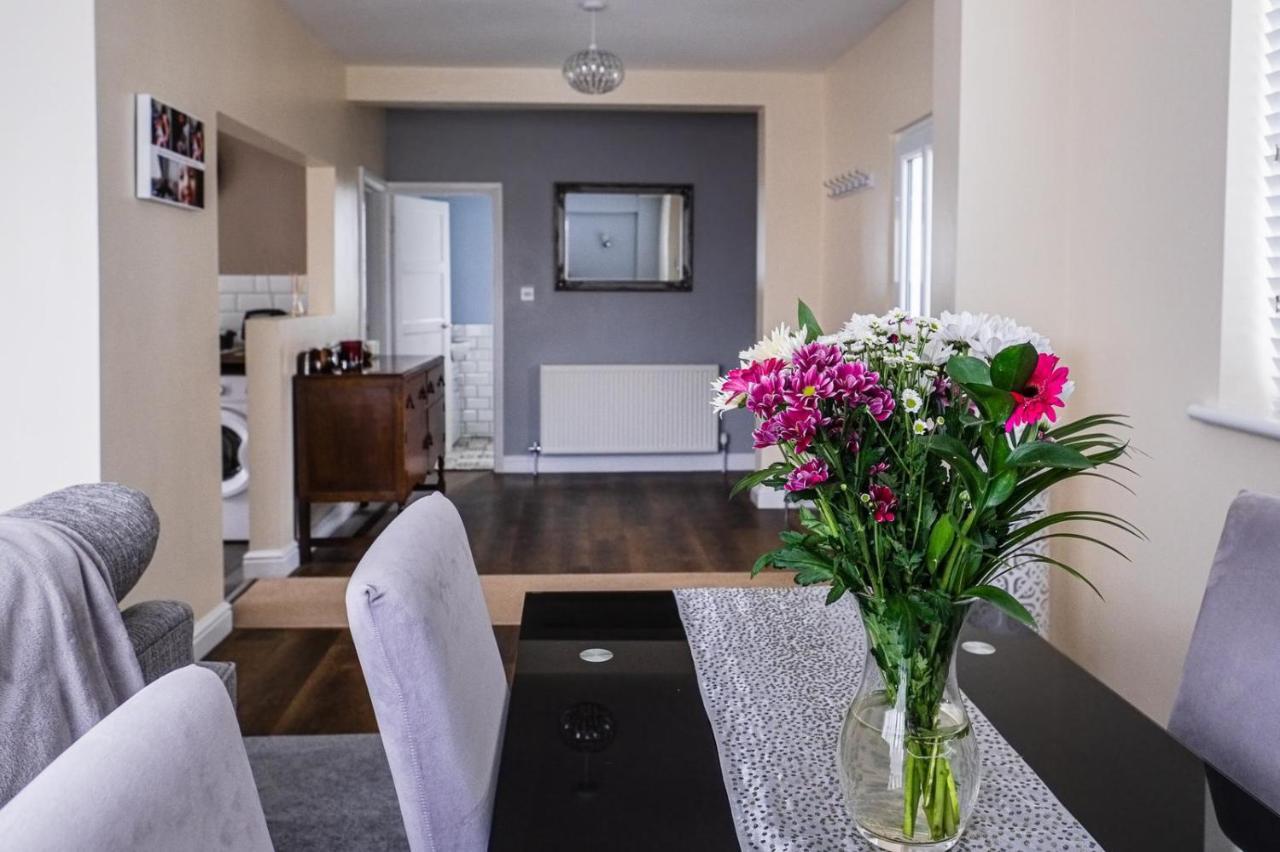 Tallets With Balcony & Parking Apartment *